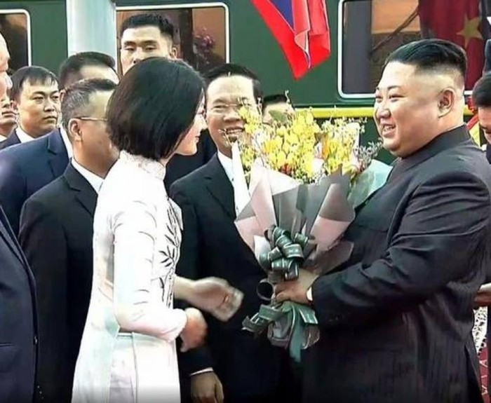 Nguyễn Thu Uyên, sinh ngày 24/12/1994, hiện đang học năm nhất, chuyên ngành tiếng Trung tại Trường Cao đẳng Sư phạm Lạng Sơn là nhân vật được chọn tặng hoa Chủ tịch CHDCND Triều Tiên trong dịp sang Việt Nam dự Hội nghị thượng đỉnh Mỹ-Triều.