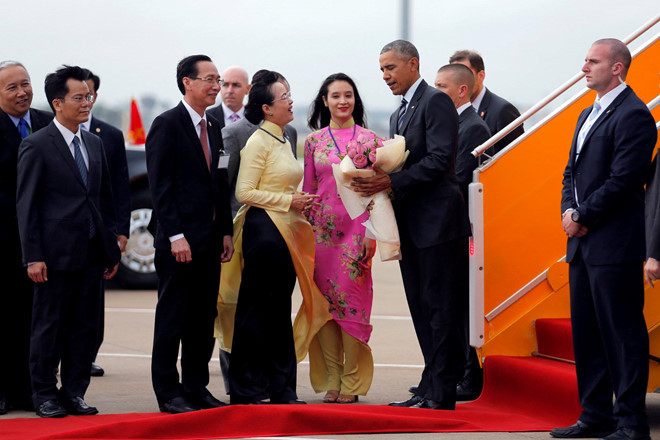Huỳnh Ái My là cô gái được chọn để trao tặng bó hoa tươi thắm cho Tổng thống Obama tại sân bay Tân Sơn Nhất, chiều 24/5/2016.