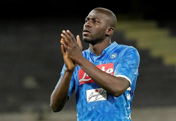 Chuyển nhượng bóng đá mới nhất từ Goal, cựu tiền vệ Arsenal, Emmanuel Frimpong khuyên đội bóng cũ nên tăng cường tân binh để gia cố hàng thủ. Cái tên Frimpong muốn thấy Arsenal chiêu mộ là trụ cột Napoli, Kalidou Koulibaly.