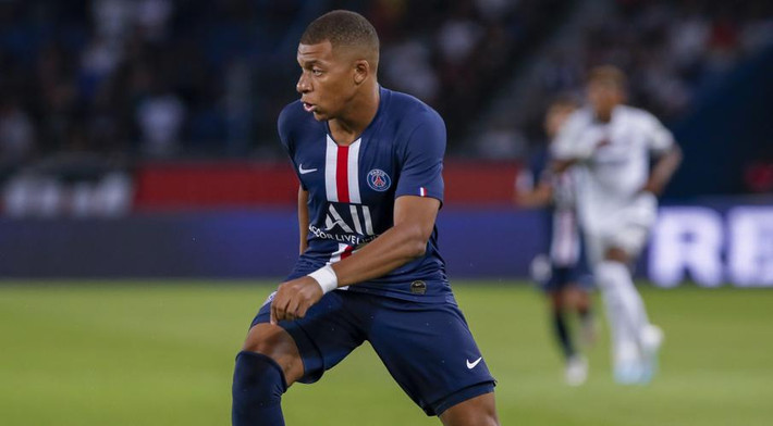 L'Equipe đưa tin sốt dẻo, Kylian Mbappe chuẩn bị cho việc chuyển sang La Liga chơi bóng, khi tham gia các khóa học tiếng Tây Ban Nha. Không chỉ vậy, ở trong phòng thay đồ, Mbappe cũng luyện tập bằng cách trò chuyện với Neymar bằng tiếng Tây Ban Nha.