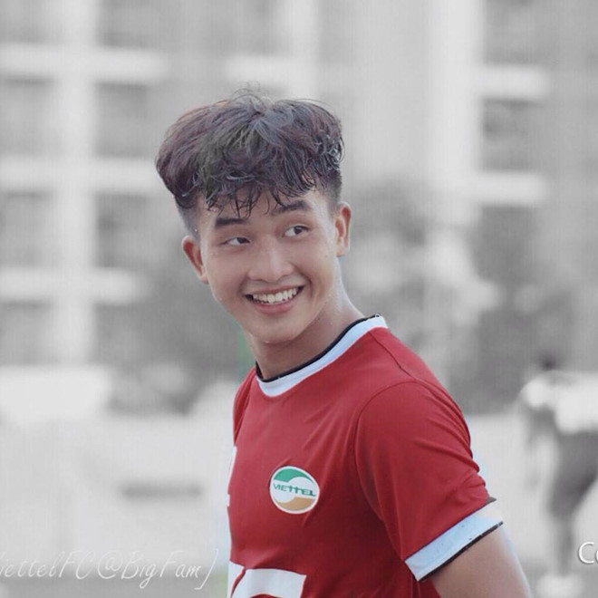 Sở hữu vẻ ngoài thư sinh, ưa nhìn, thông tin của Danh Trung nhanh chóng được hội chị em truy tìm sau khi trận đấu kết thúc.