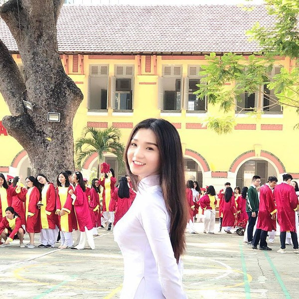 Vô vàn những lời khen đã được gửi về nữ sinh Marie Curie mặc áo dài đẹp nhất như "Đẹp quá!", "Như thiên thần", "Con gái Việt Nam thật đẹp"...