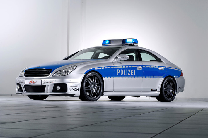 7. Brabus Mercedes-Ben CLS V12: Một mẫu xe độ khác của lực lượng cảnh sát Đức là chiếc Brabus Mercedes-Benz CLS V12, còn được gọi là Brabus Rocket. Xe có công suất lên tới 730 mã lực. Hãng độ danh tiếng Brabus đã tạo ra chiếc xe tuần tra đặc biệt này. Brabus Rocket CLS V12 S được trang bị động cơ V12 bi-turbo và có thể đạt tốc độ tối đa 362 km/h. Nó được phát triển để làm nhiệm vụ trên Autobahn. Cho đến nay, Brabus Rocket CLS vẫn là một trong những chiếc xe cảnh sát nhanh nhất của Đức.