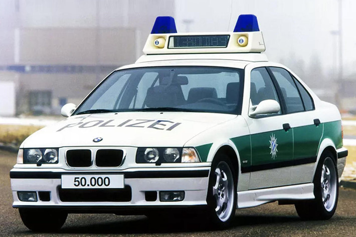 4. BMW E36 M3: BMW E36 M3 vẫn được cảnh sát Đức sử dụng xuyên suốt 26 năm kể từ khi ra mắt. Với tổng công suất 321 mã lực, chiếc E36 M3 này là một cơn ác mộng thực sự đối với những kẻ phạm pháp tin rằng có thể chạy thoát những chiếc xe cảnh sát. E36 M3 có khả năng tăng tốc 0-100 km/h giờ trong 5,5 giây và có tốc độ tối đa 250 km/h. Tuy nhiên, hiệu suất xe có thể bị ảnh hưởng bởi phần mui khá nặng, hệ thống đèn ưu tiên và loa cũng làm suy giảm tính khí động học.