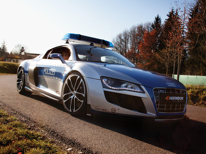 8. ABT Audi R8 GTR: ABT là hãng độ tiếp theo hợp tác cùng Bộ Giao thông vận tải Đức, lần này là chiếc Audi R8 GTR. Xe bắt đầu phục vụ trong lực lượng cảnh sát từ năm 2011, ABT Audi R8 GTR trang bị động cơ V10 5,2 lít, công suất 620 mã lực. Chiếc xe dễ dàng chạm mốc 100 km/h từ vị trí đứng im trong 3,2 giây, đạt 200 km/h trong 9,9 giây, tốc độ tối đa 325 km/h.