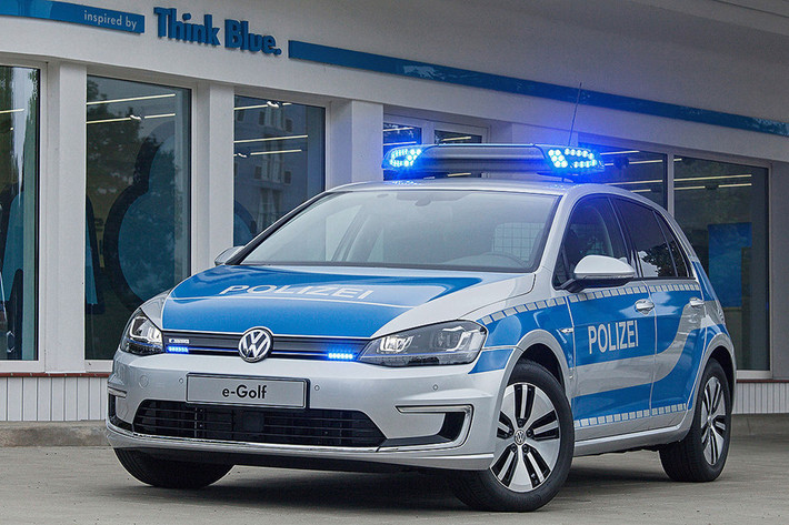 5. Volkswagen e-Golf: Những mẫu xe điện ngày càng được sử dụng rộng rãi hơn trong lực lượng cảnh sát, tiêu biểu như Tesla Model S tại Mỹ. Cảnh sát Đức cũng bắt đầu trang bị mẫu Volkswagen e-Golf vào tháng 9/2014. Chiếc xe không có khí thải, gần như im lặng khi vận hành giúp ích cho việc bám đuổi và áp sát những xe tội phạm. Tuy nhiên, tầm hoạt động của e-Golf khá hạn chế, chỉ 190 km.