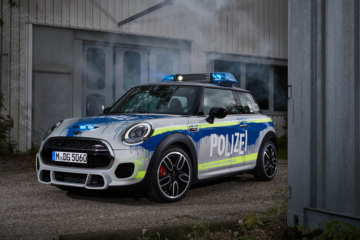 10. Mini Cooper JCW: Mẫu Mini Cooper JCW (John Cooper Works) là một trong 6 phiên bản xe chuyên dụng mà BMW tạo ra vào năm 2018. Thân xe được được sơn theo phong cách graffity đậm chất đường phố. Dưới nắp capo là khối động cơ tăng áp 2,0 lít 4 xy-lanh, công suất 231 mã lực và mô-men xoắn 350 Nm. Không chỉ có ở Đức, lực lượng cảnh sát tại các nước châu Âu cũng sử dụng Mini Cooper JCW bởi thân xe nhỏ gọn, động cơ tương đối mạnh và vẻ ngoài thân thiện với cộng đồng.