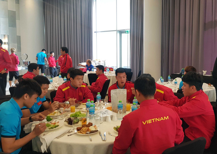 Sáng nay (18/1), đội tuyển Việt Nam đã di chuyển từ Al Ain sang Dubai để chuẩn bị cho trận đấu gặp Jordan trong khuôn khổ vòng 1/8 Asian Cup 2019.
