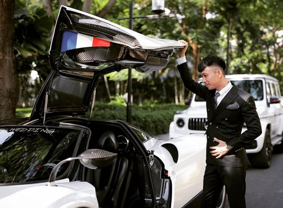 Thiệp cưới con gái Minh Nhựa ghi rõ khách đến dự phải ưu tiên trang phục đen trắng, người dự tiệc không được dẫn theo trẻ em dưới 3 tuổi.