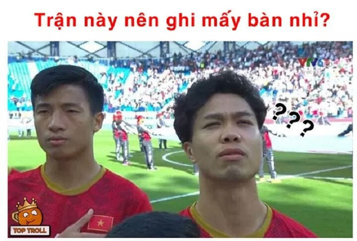 Gương mặt đăm "phiêu" của Công Phượng khi hát Quốc ca.