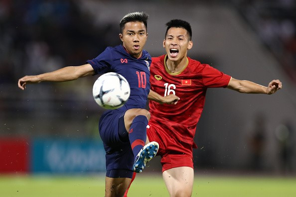 Tối 29/12, Chanathip Songkrasin trở về thăm Muangthong United, đội bóng cũ của anh tại Thái Lan. Tại đây, "Messi Thái" đã có chia sẻ về tình hình thi đấu của anh tại Nhật Bản. Bên cạnh đó, anh cũng nhận định về cơ hội của bóng đá Thái Lan năm 2020 và sự phát triển của các cầu thủ Việt Nam.