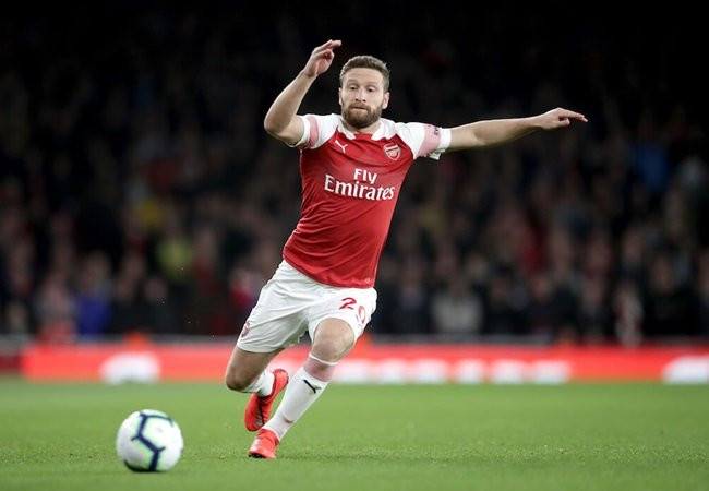 Nguồn tin từ L'Equipe cho biết, AS Monaco vừa đánh tiếng muốn có được sự phục vụ của trung vệ Shkodran Mustafi. Nếu đồng ý để ngôi sao người Đức ra đi, Arsenal sẽ thu lại ít nhất 27 triệu bảng từ bản hợp đồng này.