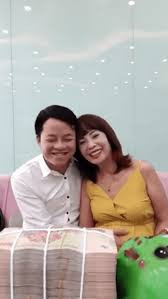 Bẵng đi một thời gian, mới đây trong một livestream người xem nhận thấy cô dâu tuổi 62 có vòng 2 ngày một to. Trong khi đó, người chồng tuổi 26 lại liên tục dùng tay xoa bụng của vợ.