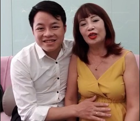 Chứng kiến cảnh tượng trong livestream mới nhất của cặp đôi đũa lệch này, nhiều người bán tín bán nghi rằng cô dâu 62 tuổi có thai.