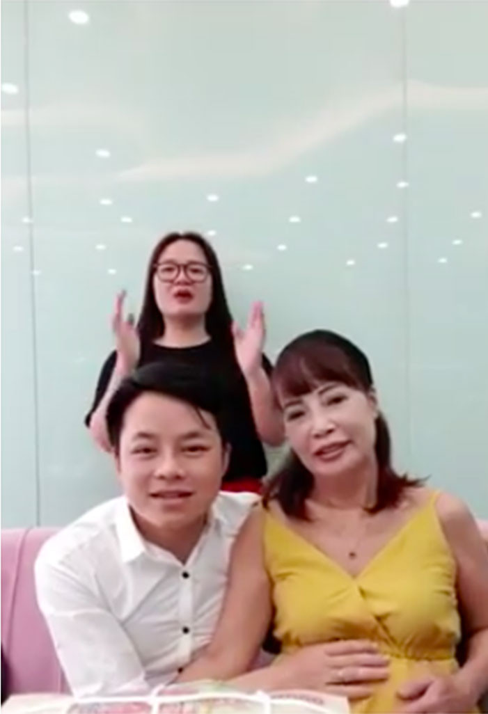 Không chỉ ngầm tuyên bố việc mang thai, cô dâu 62 tuổi còn đứng dậy đi lại để khoe bụng lùm lùm để chứng minh lời nói của mình là thật.