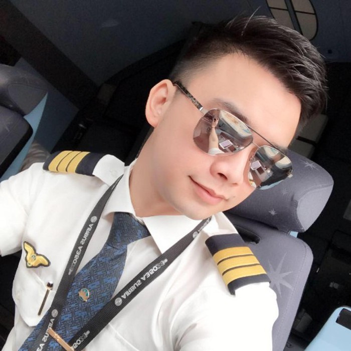 Tuy nhiên, trưởng thành anh không theo nghiệp diễn như mẹ mà trở thành một phi công.