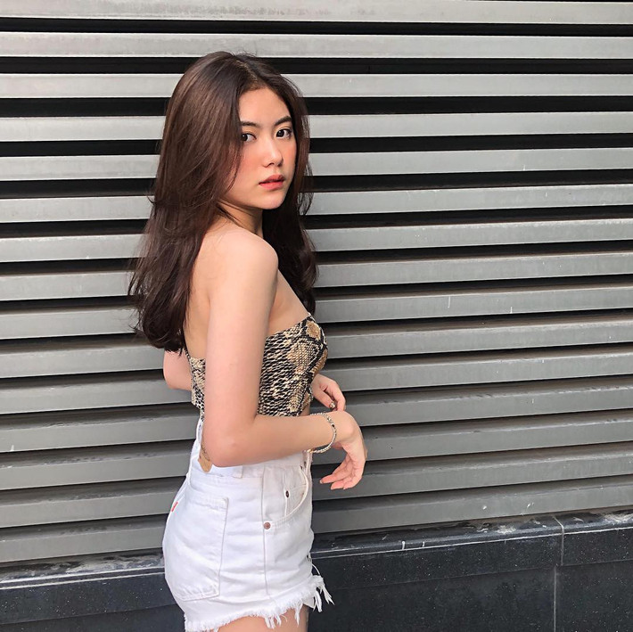 @chanhcoco_ có tên thật là Phạm Chanh Ngọc Nhi - sinh năm 1998 khá nổi tiếng trên Instagram với hơn 116.000 người theo dõi. Ngọc Nhi được biết đến với vẻ ngoài xinh đẹp, cá tính cùng gu thời trang cực cool.