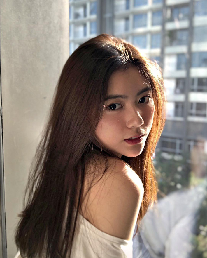 Trước đây, Ngọc Nhi đã từng làm 4 chiếc răng sứ và nhờ đó, cũng có màn "dậy thì thành công" khá ấn tượng