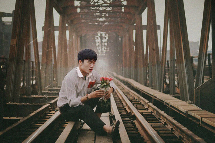 Trước đó, Xuân Trường, Duy Mạnh cũng xuất hiện trong bộ ảnh chế "nhận thiệp mời đám cưới người yêu cũ" khiến dân mạng cười đến đau ruột.