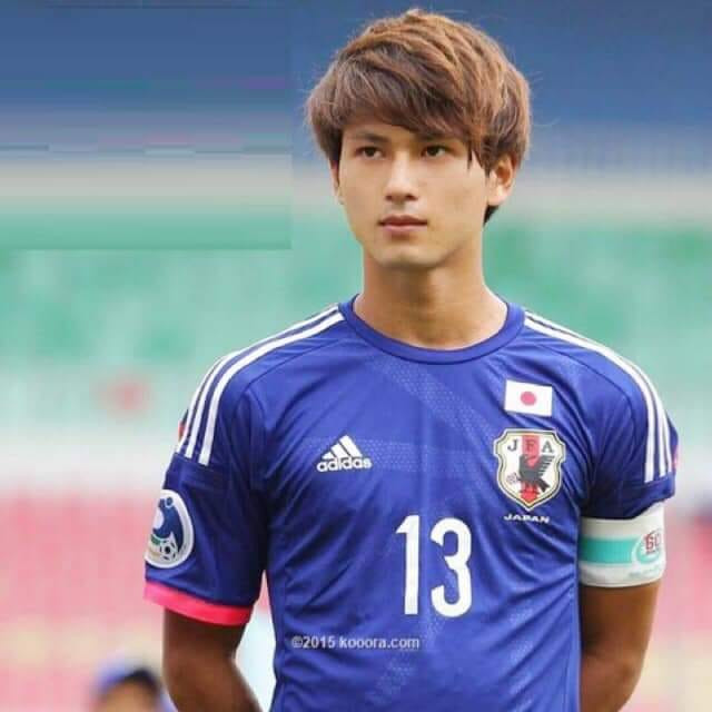 Sau trận đấu tứ kết giữa đội tuyển Việt Nam và Nhật Bản tại tứ kết Asian Cup 2019, ngoài cổ vũ các các học trò của HLV Park Hang-seo thi đấu thì NHM cũng chú ý tới một cầu thủ bên phía Nhật Bản sở hữu gương mặt ưa nhìn chẳng kém diễn viên điện ảnh.