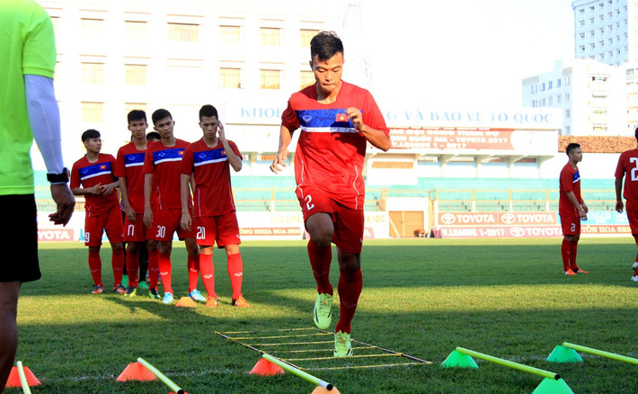 Thay vào đó, người chơi ở hàng lang cánh trái sẽ là cầu thủ trẻ của SHB Đà Nẵng: Thanh Thịnh.