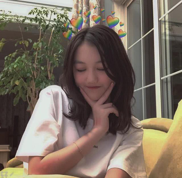 Trên trang cá nhân Weibo, Lý Yên không ngần ngại khoe ảnh xinh đẹp đúng lứa tuổi của mình.