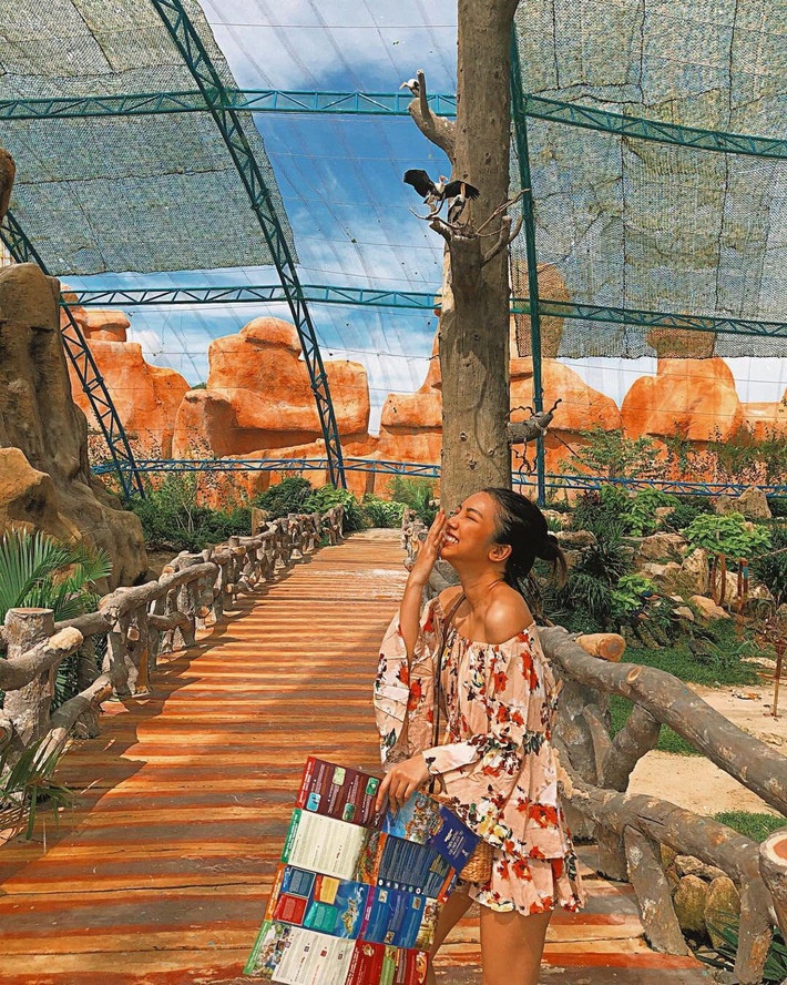 Những khu vườn xanh mát tại Vinpearl Safari cũng là background tuyệt vời để bạn và người yêu có ảnh đẹp đăng Facebook.