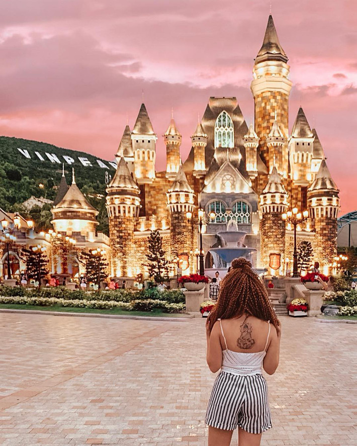 Biến nàng thành "công chúa lọ lem" ở lâu đài tại Vinpearl Land khi đêm xuống. Thơ mộng và lãng mạn đến vô cùng.