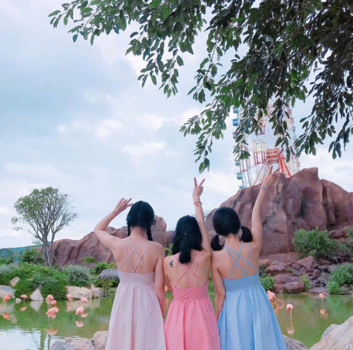 Hồ hồng hạc chính là một góc ảo diệu "chỉ cần đừng vào là có ảnh đẹp" ở Vinpearl Land Nha Trang.