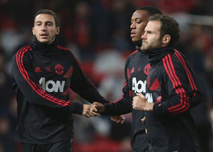 Chuyển nhượng bóng đá mới nhất từ Manchester Everning News, MU đã đạt thỏa thuận bán hậu vệ Matteo Darmian cho Juventus. Cầu thủ này trở về Italia thi đấu với giá 3 triệu euro, kèm theo điều khoản mua đứt ngôi sao người Italia với giá 8 triệu euro vào mùa Hè.
