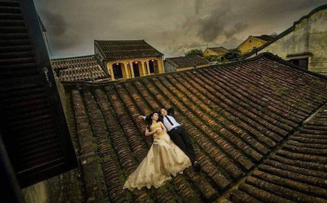 Đầu năm 2019, nhiều người dùng mạng xã hội lên tiếng "ném đá" dữ dỗi khi hình ảnh các cặp đôi nằm chụp ảnh cưới trên mái nhà cổ Hội An.