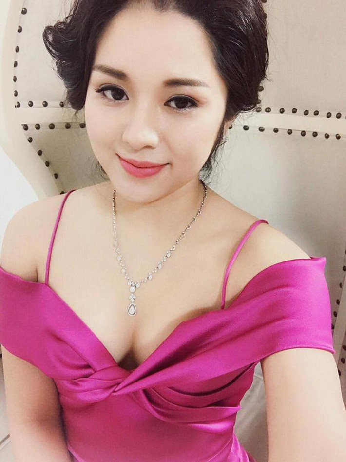 Cũng có người quan niệm, việc một nữ MC thể thao lộ vòng 1 lấp ló khi dẫn chương trình truyền hình là không phù hợp với thuần phong mỹ tục, đặc biệt là ở Việt Nam.