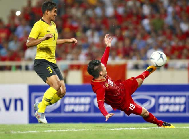 Từ pha bấm bóng vô cùng tinh tế từ đội trưởng Quế Ngọc Hải, tiền vệ Quang Hải lách qua khe hở giữa 2 trung vệ Malaysia rồi ngả người chạm bóng. Ảnh: LT