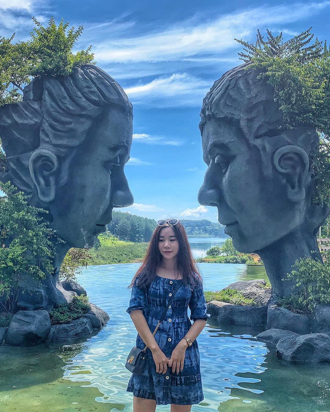 Chỉ với một cú bấm máy, chắc chắn tấm ảnh thành phẩm sẽ khiến nhiều người lầm tưởng bạn đang "du hí" tận trời Tây hoặc lạc vào tiên cảnh chốn trần gian.