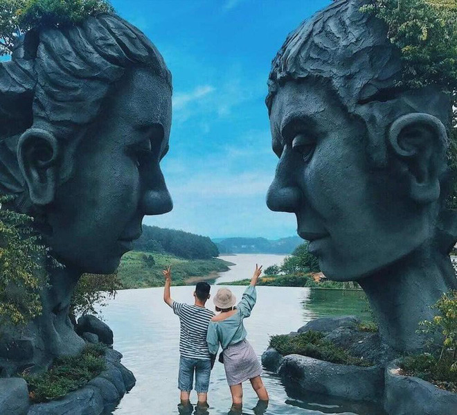 Khung cảnh quanh hồ Vô Cực được nhiều du khách mô tả là "không khác gì ở Âu châu" khi được bao bọc bởi những cánh rừng thông xanh bạt ngàn xanh mướt.
