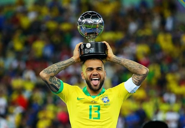 Chuyển nhượng bóng đá mới nhất từ GloboEsporte, Dani Alves đã trở lại châu Âu và sẵn sàng đàm phán với hai đội bóng lớn. Đây được xem là cơ hội cho Man City có thể thực hiện một động thái nhằm chiêu mộ học trò cũ của HLV Pep Guardiola.