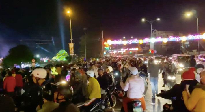 "Nói ra lại tự ái, chứ ý thức kém quá đi.", "Thành phố hoa biến hóa thành thành phố rác. Năm nào cũng như năm nào, nói mãi mà vẫn như thế. Ý thức kém lại hay tự ái." là những ý kiến dân mạng để lại dưới hình ảnh Đà Lạt ngập rác.