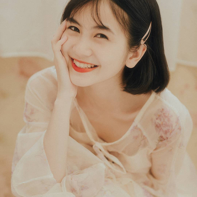 Mặc dù học trường Y nhưng Phương Anh không xây dựng hình ảnh theo kiểu "mọt sách" mà chỉ thấy một hình tượng năng động, tự tin, trẻ trung.