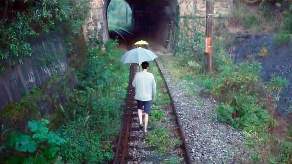Đây là một đường hầm bị bỏ hoang từ lâu, in hằn vết cũ kỹ với những thảm rêu lấm tấm trên tường bao cùng những bụi cỏ bao quanh miệng hầm.