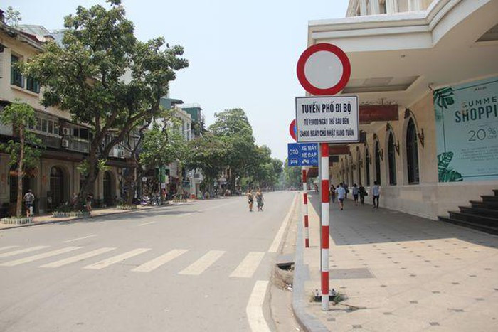 Trong ngày 19/5, chỉ số cảnh báo tia UV tăng cao tại Hà Nội gây hại cao cho cơ thể con người khi tiếp xúc trực tiếp với ánh nắng mặt trời. Nắng nóng kéo dài có thể gây nóng bỏng rát cho người đi đường, tăng nguy cơ say nắng, kiệt sức, đột quỵ.