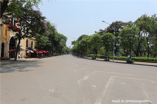 Theo chia sẻ của người thực hiện bộ ảnh phố đi bộ ngày nắng nóng, anh Vũ Minh Quân (SN 1979, Hà Nội) cho biết thì anh chụp những bức ảnh này vào khoảng thời gian từ 12 giờ trưa đến 13 giờ chiều.