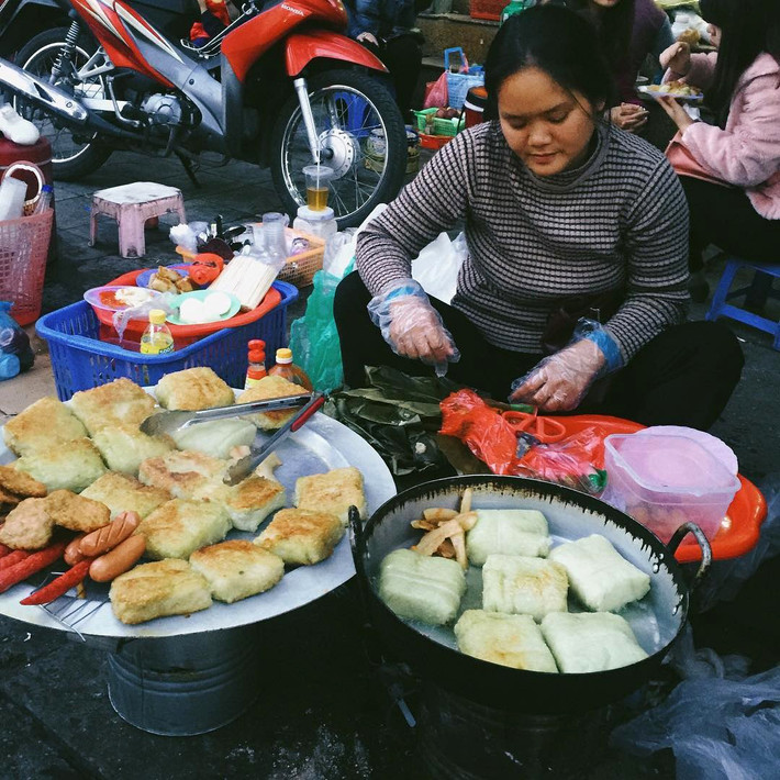 Không chỉ là một thức quà sáng, món bánh chưng rán còn là món được nhiều bạn trẻ săn lùng vào giờ chiều sau khi tan khỏi lớp học.