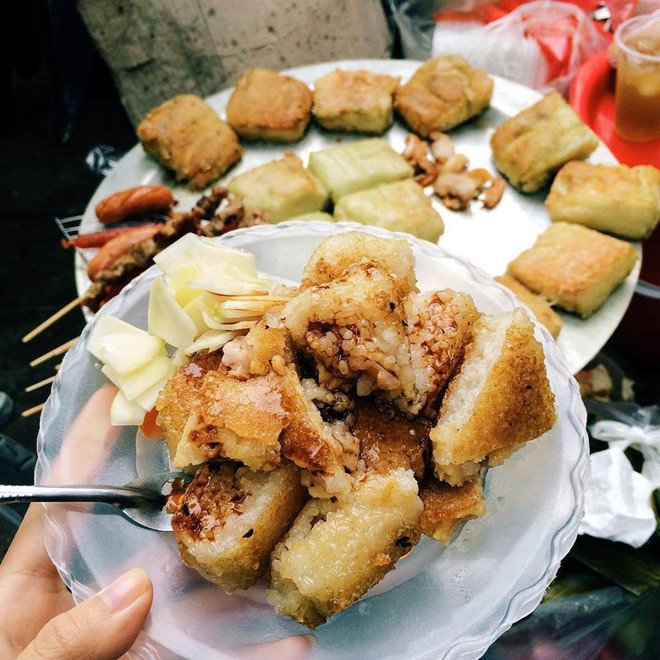 Những ngày trời Hà Nội chuyển lạnh, người ta bắt đầu hò nhau đi tìm địa chỉ bán bánh chưng rán nhiều hơn.