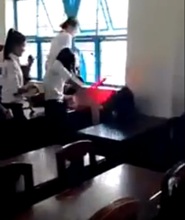 Không chỉ chịu những chiếc ghế ném vào đầu. Cô gái trên còn bị các bạn cùng lớp đấm đá liên tục khiến gây ra tổn thương phần đầu.