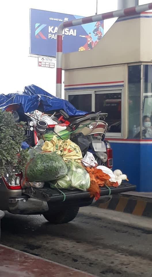 Trên xe ngoài thức ăn, rau củ còn có cả xe nôi trẻ con và cả một chiếc xe Lead. Những lúc thế này mới thấu hiểu công dụng của những chiếc xe hơi bán tải.
