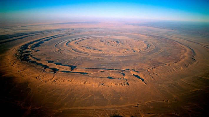 8. Con mắt của Sahara, Mauritania, châu Phi: Còn có tên gọi là Richat Structure, Con mắt của Sahara không giống bất kỳ phần nào khác của sa mạc này nếu nhìn từ ngoài không gian. Rất nhiều giả thuyết được đưa ra cho khu vực địa chất kỳ lạ rộng 40 km này, đó có thể là hiện tượng xói mòn, hoặc cũng có thể là tàn tích của vụ va chạm thiên thạch với trái đất hàng trăm triệu năm trước.