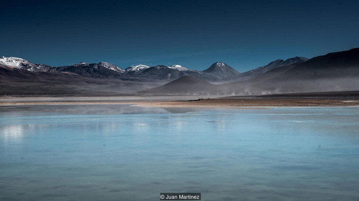 Laguna Colorada không phải hồ nước có sắc màu đặc biệt duy nhất trong khu vực. Tại góc phía tây nam của khu bảo tồn, Laguna Verde (hay còn gọi là đầm Xanh) và Laguna Blanca (đầm Bạc) cách nhau chỉ vài bước chân. Trong khi màu của Laguna Verde bắt nguồn từ hàm lượng asen và đồng trong nước, Laguna Blanca có màu trắng đục do borax. Ảnh: Juan Martinez.