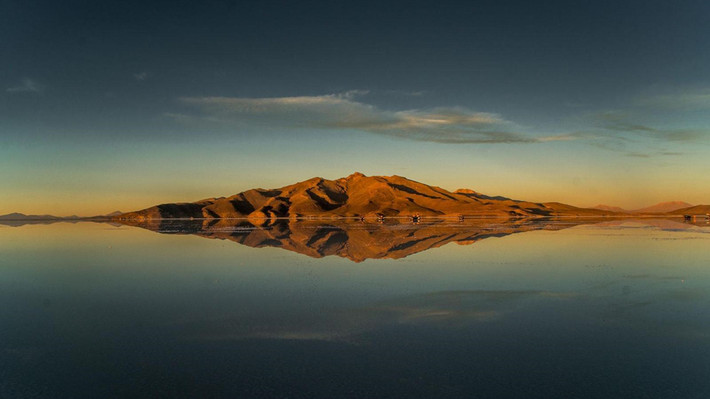 Thời điểm đẹp nhất để tham quan Salar de Uyuni là ngay sau mùa mưa (từ tháng 12 đến tháng 3). Trong thời gian này, mặt hồ có một lớp nước mỏng, tạo thành tấm gương lớn, phản chiếu vạn vật và mây trời. Ảnh: Juan Martinez.