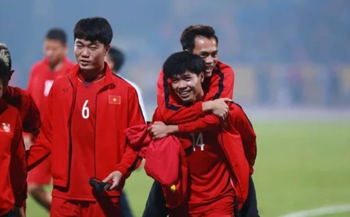 Chuyển nhượng bóng đá mới nhất từ FOX Sport, theo trợ lý Panupong Wongsa của CLB Bangkok United, đội bóng Thái Lan để ý tới 3 cầu thủ Việt Nam gồm Nguyễn Công Phượng, Nguyễn Văn Toàn và Lương Xuân Trường.