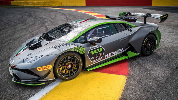 Nhân dịp kỷ niệm 10 năm chiếc xe đua Super Trofeo ra mắt, bộ phận Lamborghini Squadra Corse tạo ra phiên bản đặc biệt mang tên Super Trofeo Evo 10th Edition dựa trên Huracan. Ngoại thất xe nổi bật với màu xám mờ được tổ điểm bằng những sọc màu xanh lá cây bắt mắt. Con số 10 ở cửa xe tượng trưng cho số tuổi của dòng xe đua này, ám chỉ số lượng Lamborghini Huracan Super Trofeo Evo 10th Edition được ra lò.